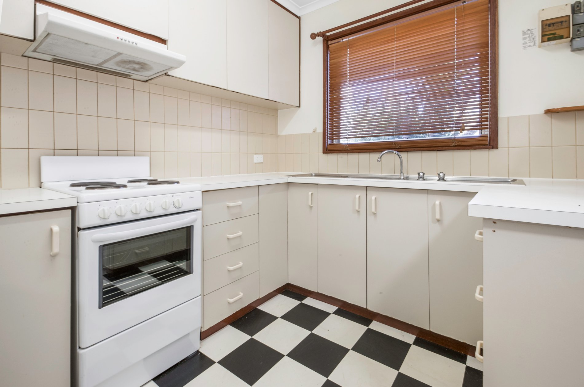 1/8 Leeds Close, MILLARS WELL WA 6714